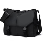 Borsa a tracolla nera impermeabile, design moderno, con fibbie regolabili e ampio scomparto. Ideale per lavoro e viaggio.