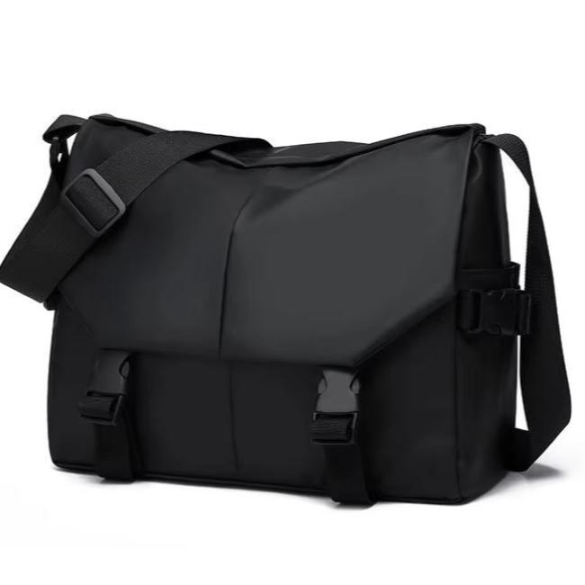 Borsa a tracolla nera impermeabile, design moderno, con fibbie regolabili e ampio scomparto. Ideale per lavoro e viaggio.