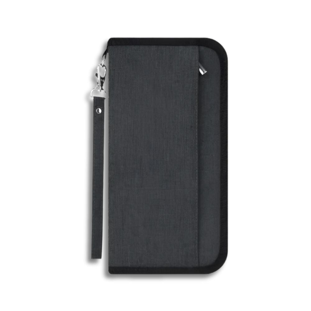 Portafoglio da viaggio nero con cerniera, design elegante e compatto, ideale per documenti e carte. Accessorio essenziale per viaggiatori.