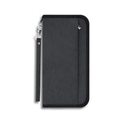 Portafoglio da viaggio nero con cerniera, design elegante e compatto, ideale per documenti e carte. Accessorio essenziale per viaggiatori.