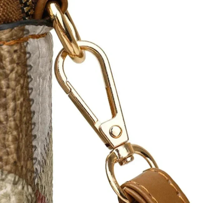 Gancio in metallo dorato su borsa in pelle marrone, dettaglio di alta qualità, accessorio moda elegante, chiusura sicura per borse da donna.