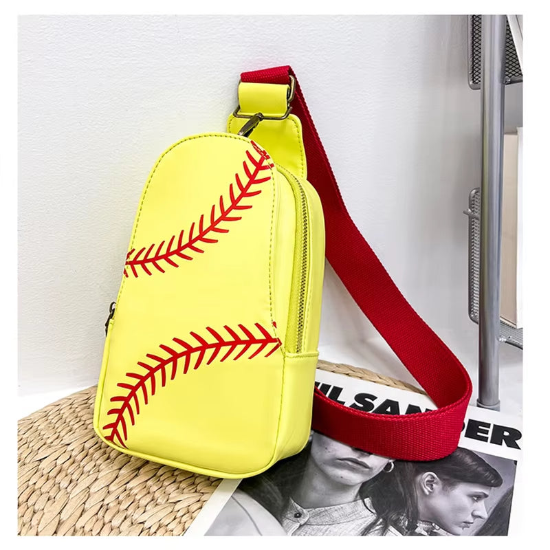 Marsupio giallo a tracolla con motivo di palla da baseball rossa, cinturino rosso regolabile, design sportivo, ideale per moda casual e attività all'aperto.