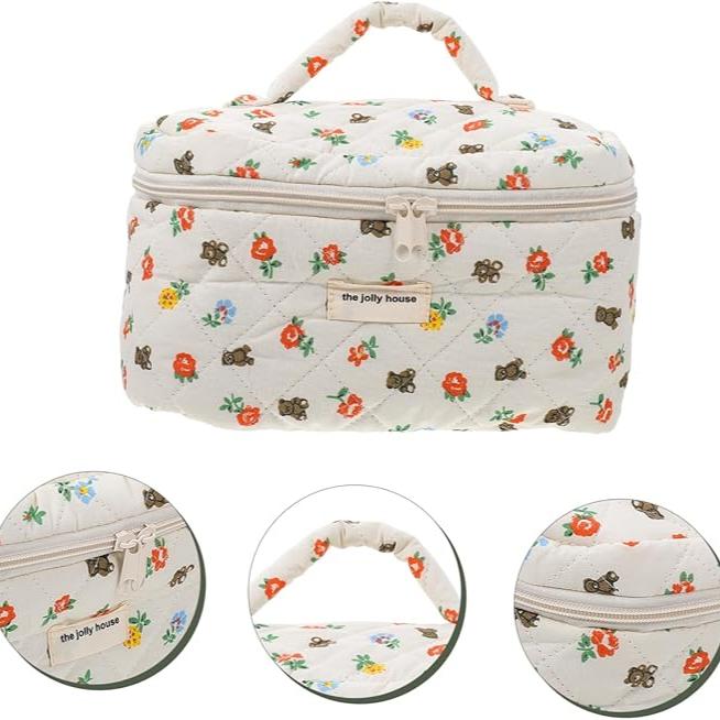 Borsa cosmetica trapuntata bianca con stampa floreale e orsetti, manico superiore, chiusura a zip. Ideale per viaggi e organizzazione trucco.