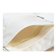 Zaino bianco in tessuto impermeabile con cerniera aperta, interno beige. Design elegante e pratico, ideale per scuola o viaggio.