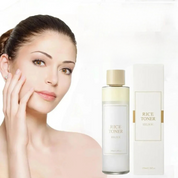 Donna con pelle luminosa accanto a flacone e confezione di Rice Toner Elixir, prodotto skincare per idratazione e luminosità, 150ml.