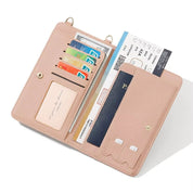 Portafoglio da viaggio in pelle rosa aperto, con scomparti per carte di credito, biglietti aerei e passaporto. Accessorio elegante e funzionale.