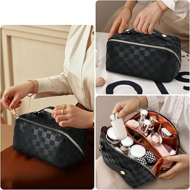 Borsa cosmetica nera a scacchi, spaziosa e organizzata, con cerniera dorata. Ideale per trucco e accessori da viaggio. Elegante e funzionale.