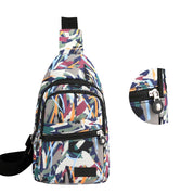 Zaino monospalla multicolore con motivo astratto, tasca frontale con zip e cinturino regolabile. Ideale per moda urbana e viaggi.