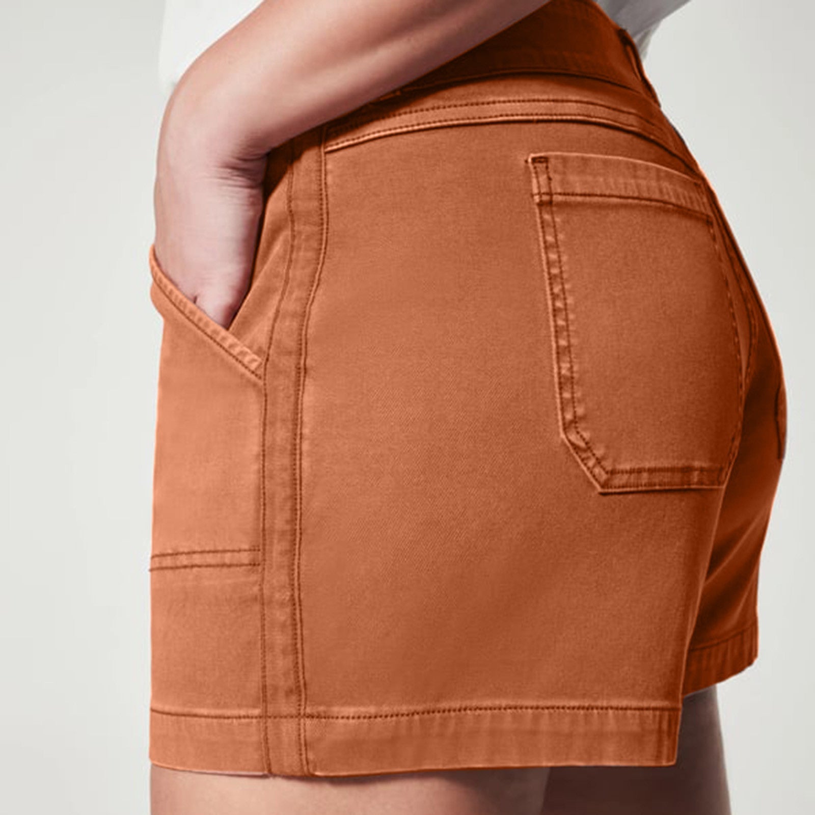 Shorts donna arancioni in cotone, tasche posteriori, vestibilità comoda. Abbigliamento estivo casual, moda femminile, tendenza 2023.