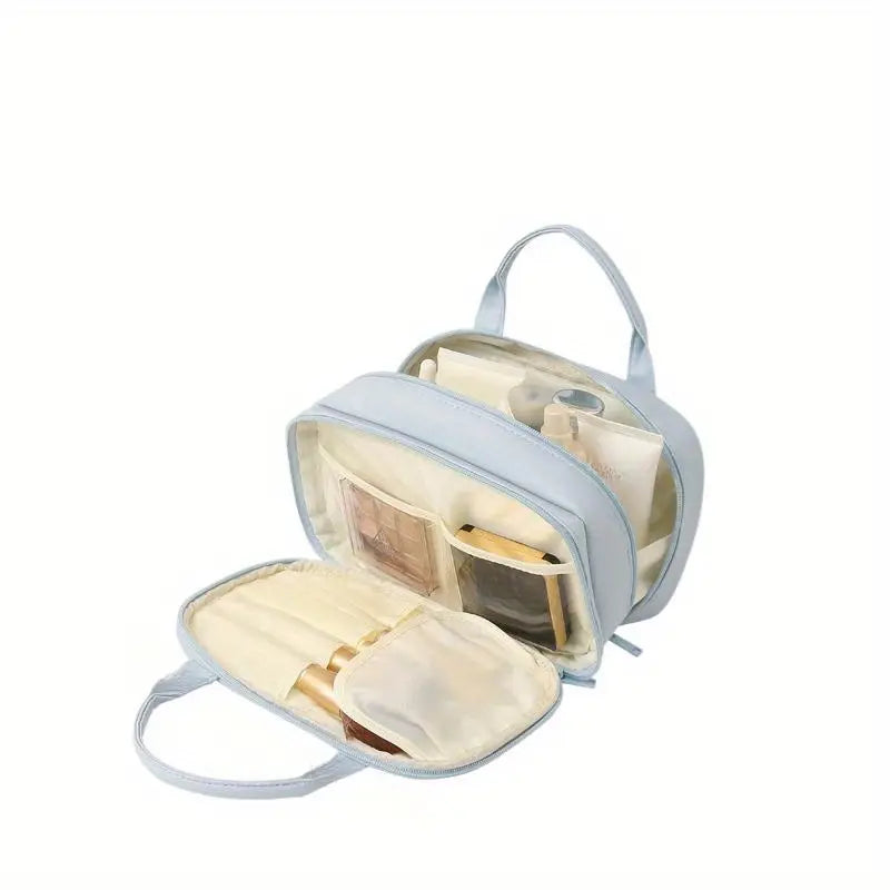 Borsa da toilette da viaggio azzurra con scomparti trasparenti, contenente articoli da bagno e cosmetici. Organizzatore compatto e portatile.