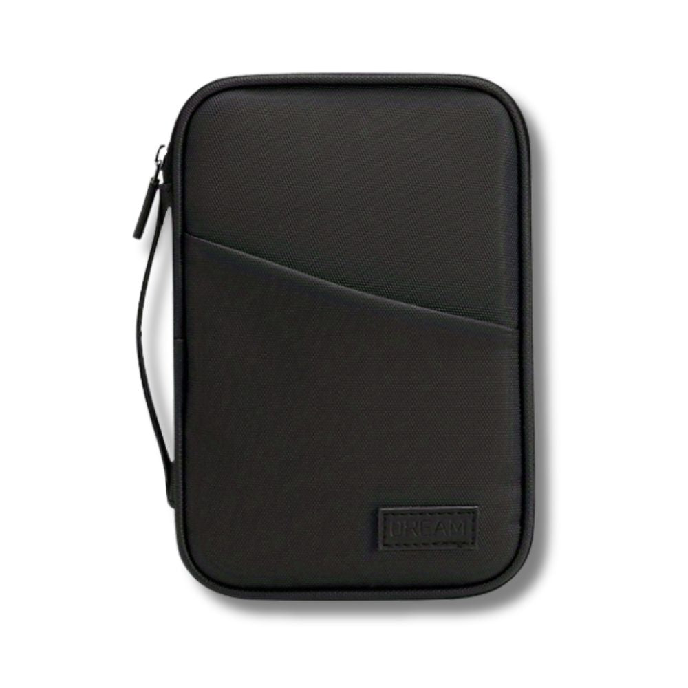 Custodia organizer nera in tessuto resistente con cerniera, tasca frontale e maniglia laterale. Ideale per accessori elettronici e documenti.