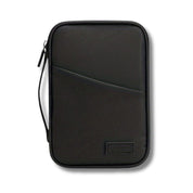 Custodia organizer nera in tessuto resistente con cerniera, tasca frontale e maniglia laterale. Ideale per accessori elettronici e documenti.