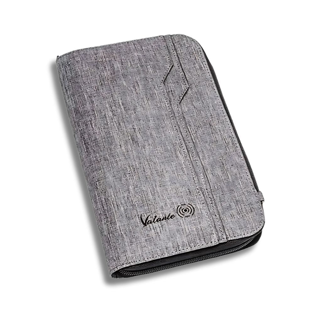 Custodia portadocumenti grigia in tessuto, design elegante con chiusura a zip, ideale per viaggi e lavoro. Accessorio organizzativo versatile.