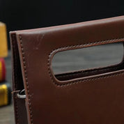 Custodia in pelle marrone per bottiglia di vino, design elegante con manico integrato, ideale per trasporto e regalo. Accessorio vino di lusso.