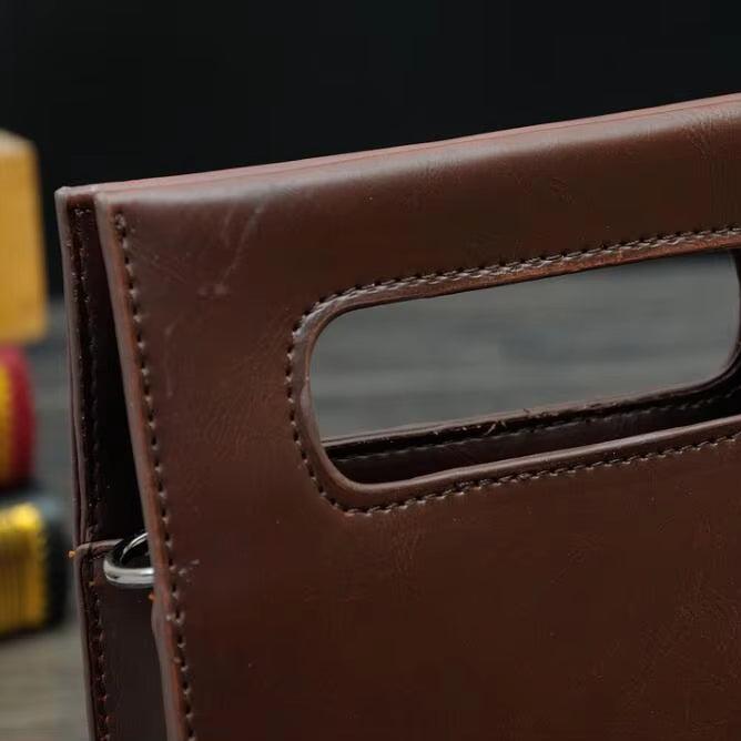 Custodia in pelle marrone per bottiglia di vino, design elegante con manico integrato, ideale per trasporto e regalo. Accessorio vino di lusso.