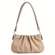 Borsa a spalla beige in pelle, design elegante con pieghe, chiusura a zip, manico regolabile. Accessorio moda donna, stile casual chic.