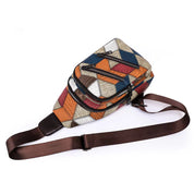 Marsupio a tracolla multicolore con motivo geometrico, cerniere multiple e cintura regolabile marrone. Accessorio moda unisex, pratico e versatile.