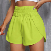 Shorts sportivi da donna verde lime con vita alta elasticizzata, design a pieghe, tessuto leggero e traspirante, ideali per fitness e tempo libero.