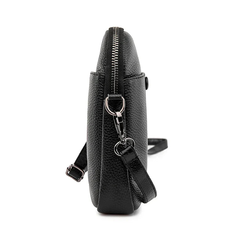 Borsa a tracolla in pelle nera, vista laterale, con cerniera e tracolla regolabile. Design elegante e moderno, ideale per ogni occasione.