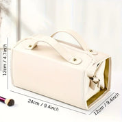 Borsa cosmetica in pelle bianca, dimensioni 24x12x12 cm, con manici e chiusura a cerniera. Ideale per trucco e accessori da viaggio.