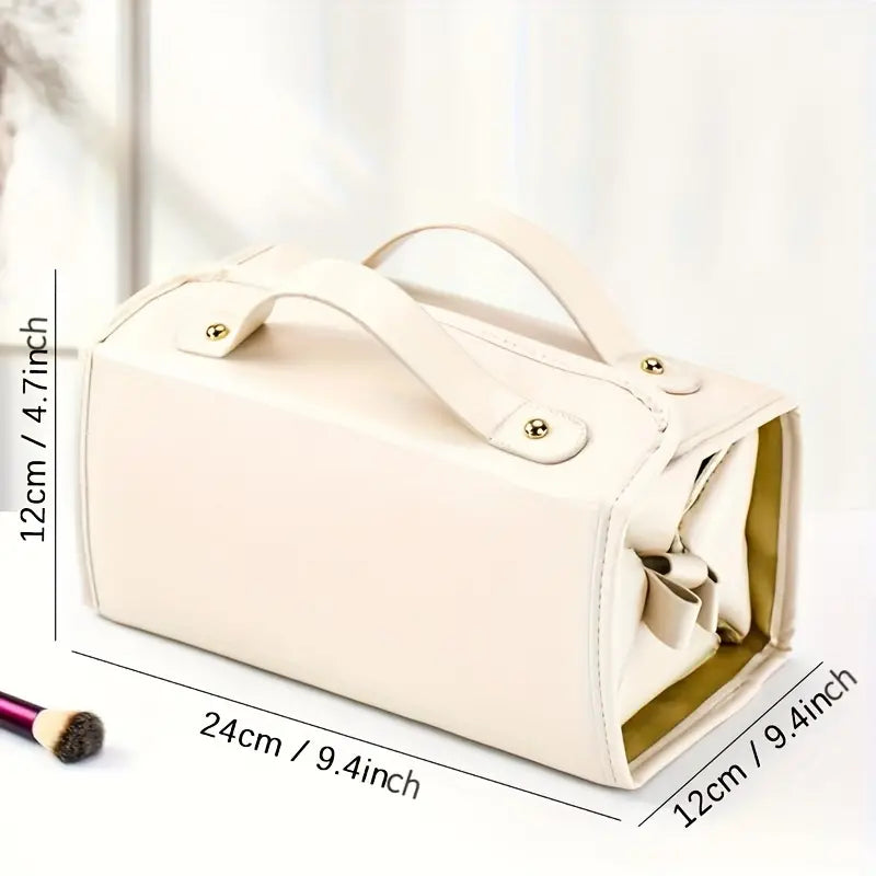 Borsa cosmetica in pelle bianca, dimensioni 24x12x12 cm, con manici e chiusura a cerniera. Ideale per trucco e accessori da viaggio.