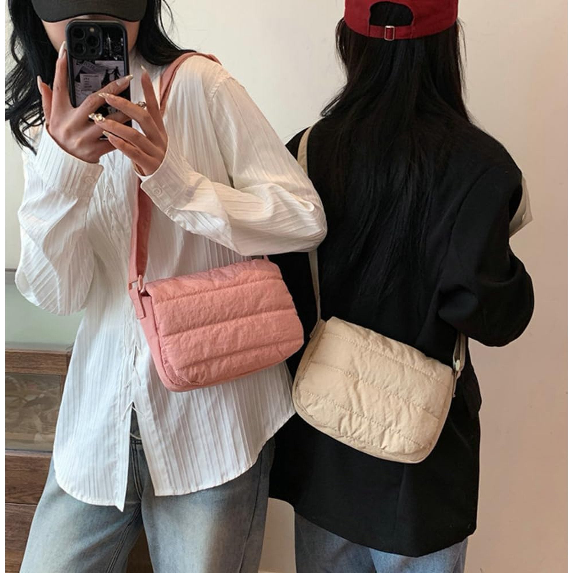 Due donne con borse a tracolla imbottite, una rosa e una beige, indossano camicie casual. Moda femminile, accessori trendy, stile urbano.