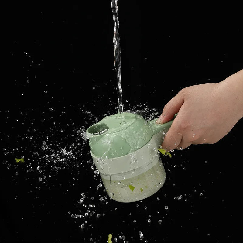 Mano che lava un tritatutto manuale verde sotto l'acqua corrente su sfondo nero. Utensile da cucina, accessorio per tagliare verdure.