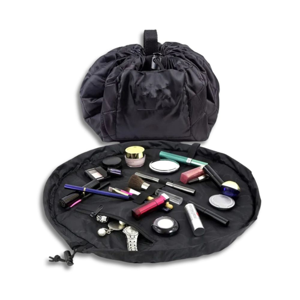 Borsa trucco nera aperta con cosmetici: rossetti, ombretti, pennelli. Organizer portatile per make-up, ideale per viaggi e uso quotidiano.