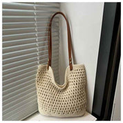 Borsa a spalla in maglia beige con manici in pelle marrone, design elegante e moderno, perfetta per moda donna, accessorio casual chic.