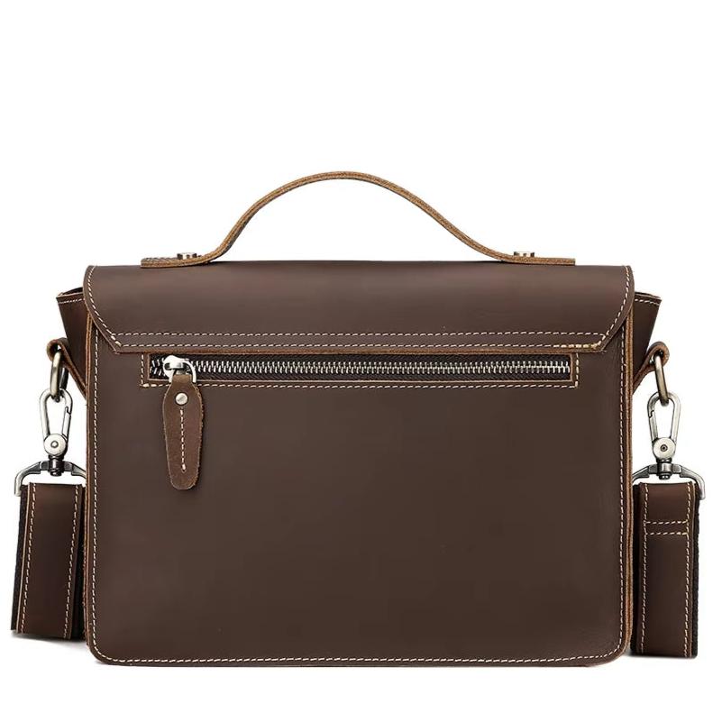 Borsa a tracolla in pelle marrone con manico superiore, cerniera posteriore e cuciture bianche. Elegante e funzionale per uomo e donna.