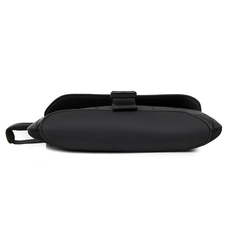 Marsupio nero in pelle sintetica, design minimalista, chiusura a zip, cinturino regolabile. Accessorio moda unisex, pratico per viaggi e attività quotidiane.