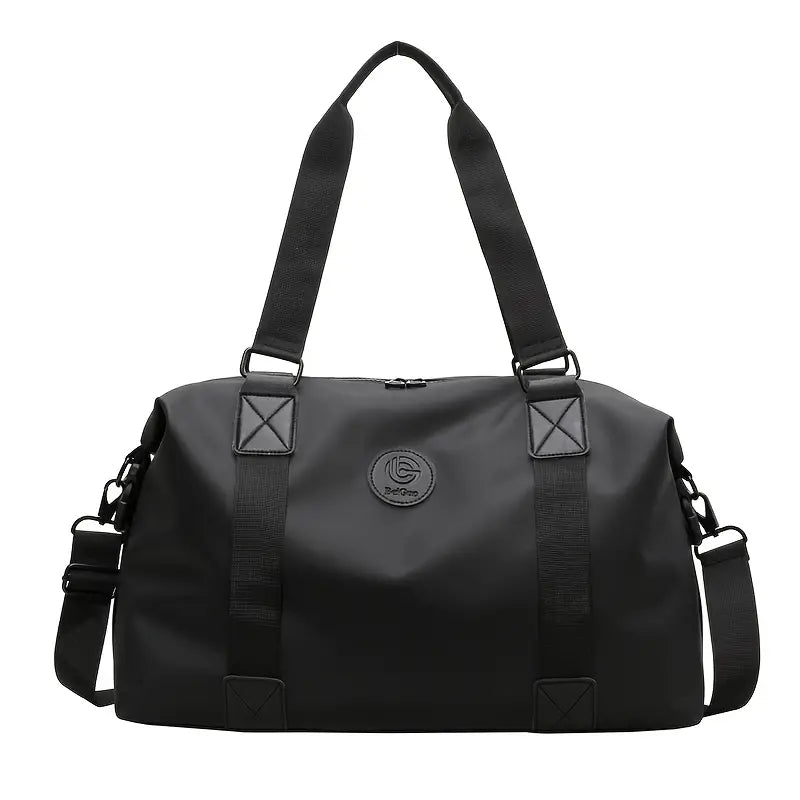Borsone da viaggio nero in tessuto impermeabile, con manici regolabili e tracolla removibile. Design elegante e spazioso per viaggi e sport.
