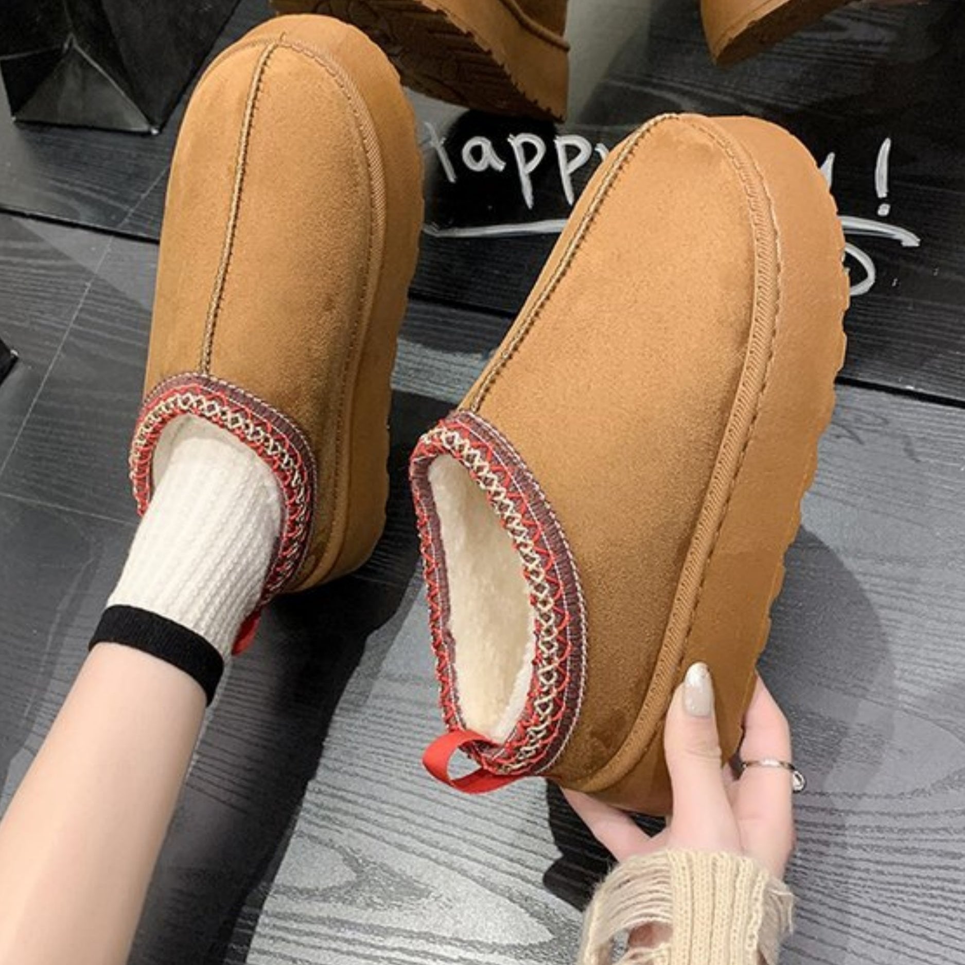 Scarpe invernali da donna in pelle scamosciata marrone, suola antiscivolo, interno foderato in pelliccia, design slip-on, moda casual e calda.