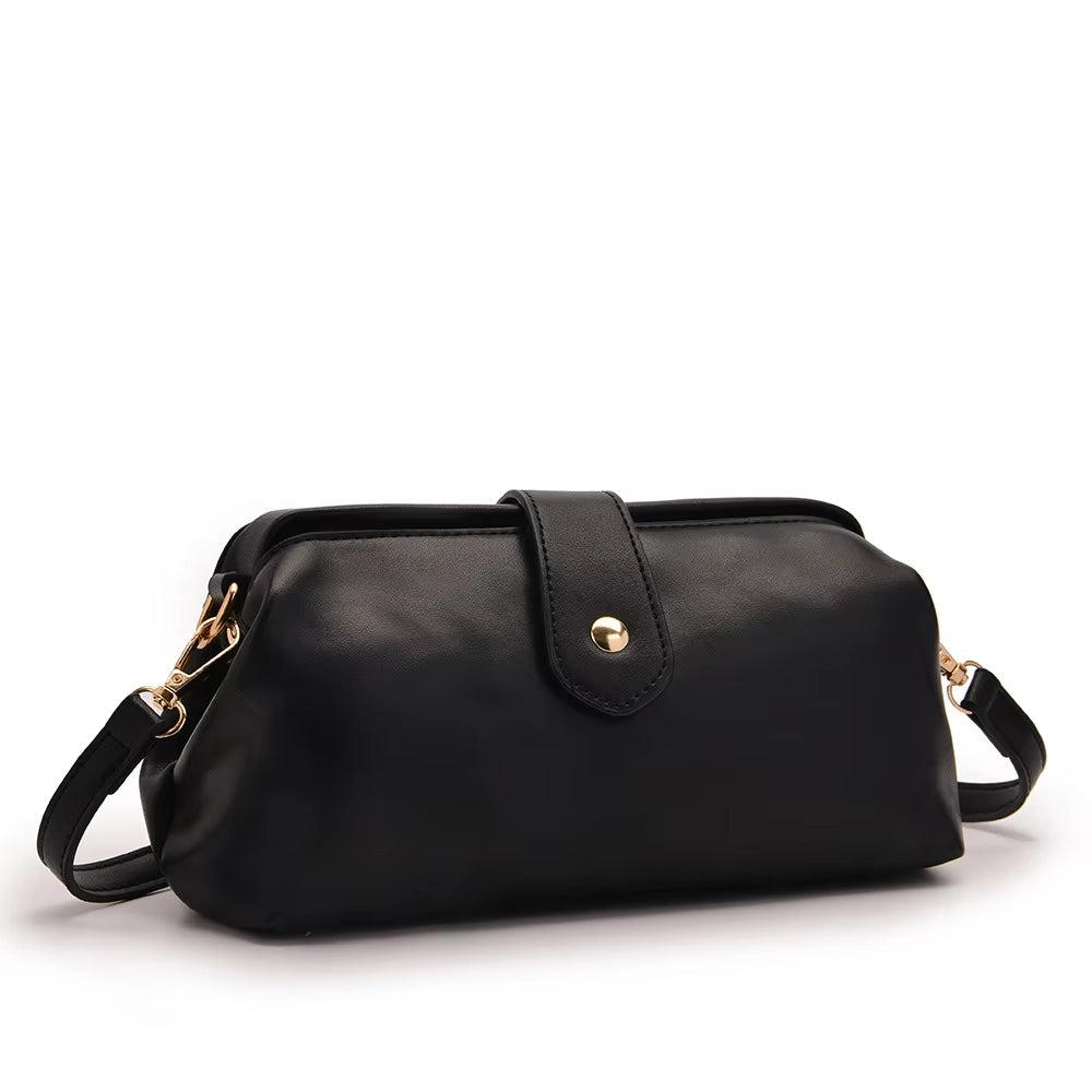 Borsa a tracolla nera in pelle sintetica, design elegante con chiusura a bottone dorato, ideale per moda donna e accessori versatili.