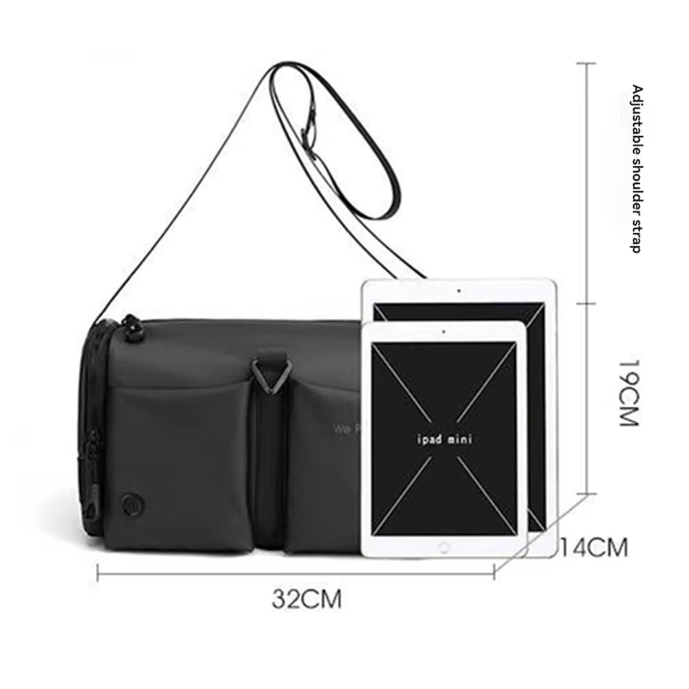 Borsa a tracolla nera con tasche multiple, dimensioni 32x14x19 cm, adatta per iPad mini. Tracolla regolabile, design moderno e funzionale.