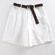 Bermuda bianco da donna con cintura marrone, design casual, tessuto leggero, ideale per l'estate. Pantaloncini eleganti e versatili.