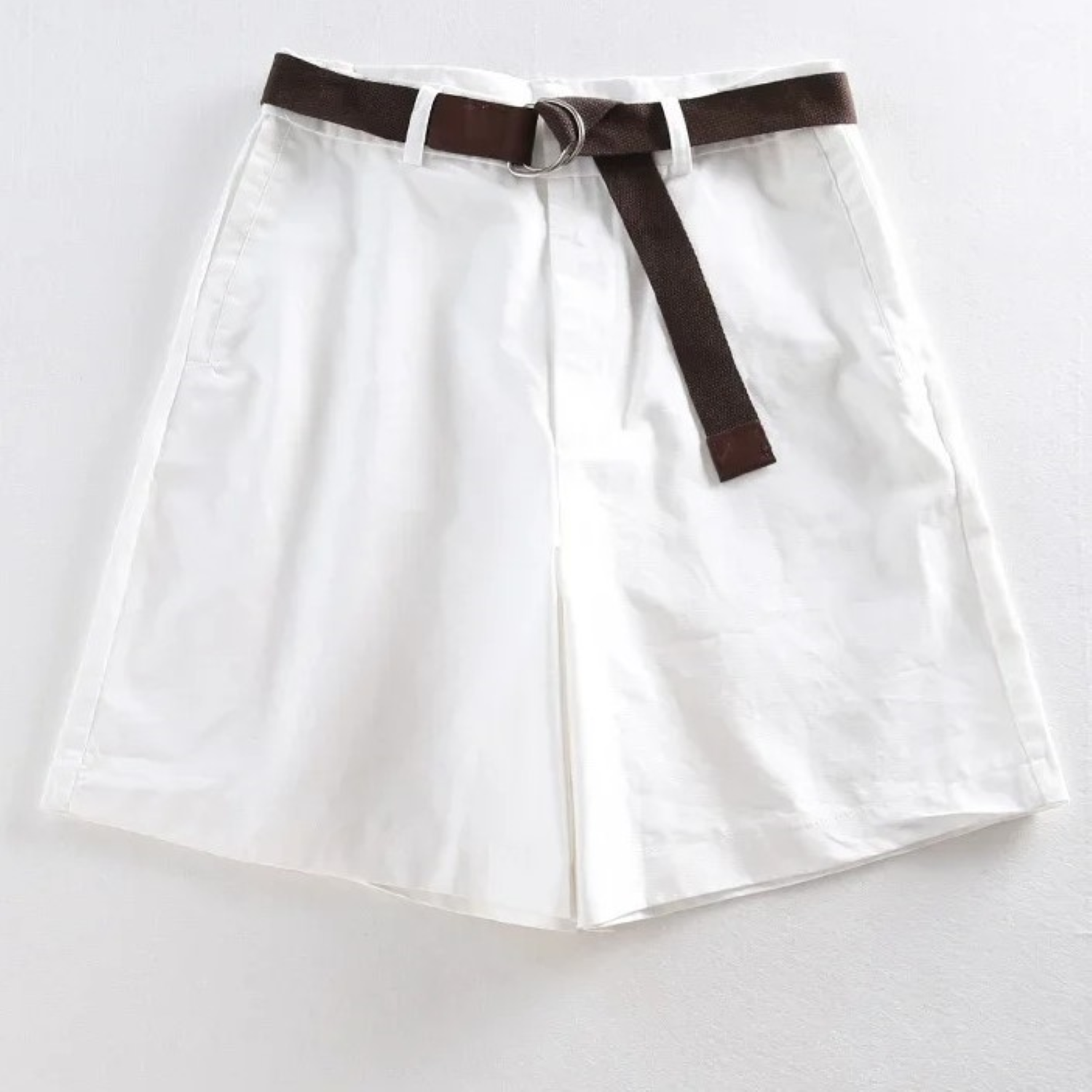 Bermuda bianco da donna con cintura marrone, design casual, tessuto leggero, ideale per l'estate. Pantaloncini eleganti e versatili.