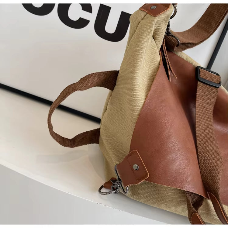 Zaino in tela beige e pelle marrone, design casual con cinghie regolabili, ideale per viaggi e uso quotidiano. Accessorio moda unisex.