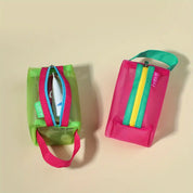 Due astucci colorati in tessuto a rete, uno verde e uno rosa, con cerniere a contrasto. Ideali per scuola o viaggio. Accessori pratici e vivaci.