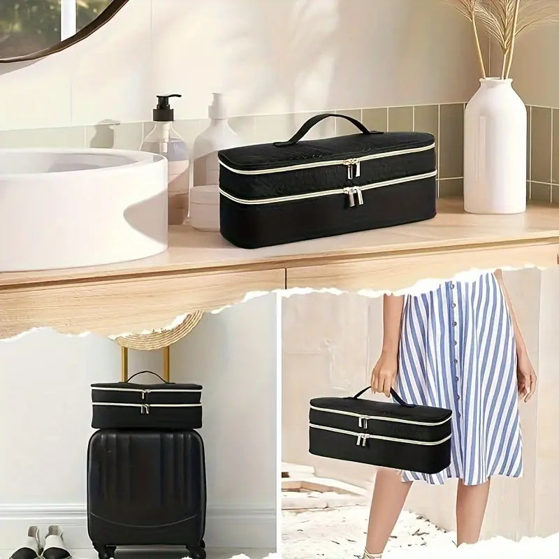 Elegante beauty case nero con doppia zip e manico, posizionato su mobile bagno e valigia. Ideale per viaggi, organizzazione cosmetici e accessori.