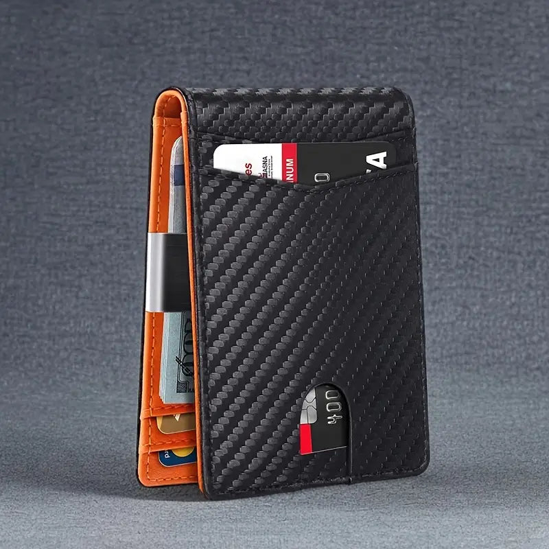 Portafoglio in fibra di carbonio nero, design sottile, con carte di credito e banconote visibili. Accessorio elegante e moderno per uomo.