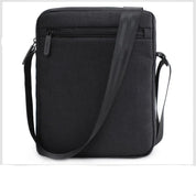 Borsa a tracolla nera in tessuto, design minimalista, con cerniera frontale e tracolla regolabile. Ideale per uomo e donna, moda casual.