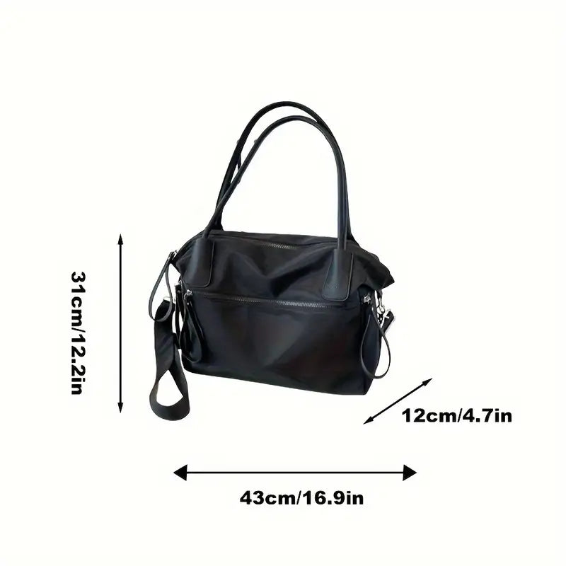 Borsa a tracolla nera in pelle sintetica, dimensioni 43x31x12 cm, con manici e tracolla regolabile. Elegante e spaziosa per uso quotidiano.
