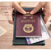Mani che tengono un passaporto cinese e una carta d'imbarco su un portadocumenti verde. Viaggio, documenti, passaporto, biglietto aereo.