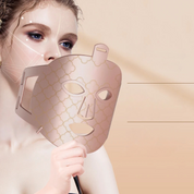 Donna con maschera facciale LED rosa, trattamento bellezza viso, cura della pelle, tecnologia anti-età, sfondo beige.