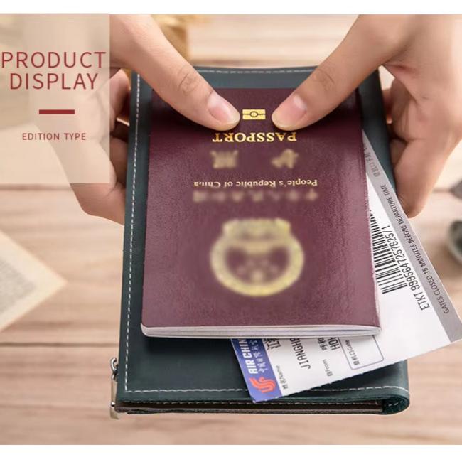 Mani che tengono un passaporto cinese e una carta d'imbarco su un portadocumenti verde. Viaggio, documenti, passaporto, biglietto aereo.