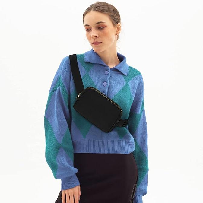 Donna con maglione blu a rombi e marsupio nero a tracolla. Moda autunno, abbigliamento casual chic, accessori pratici.