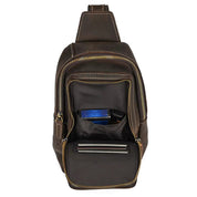 Zaino a tracolla in pelle marrone con cerniere dorate, tasche multiple e scomparti interni, ideale per viaggi e uso quotidiano.