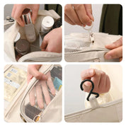 Borsa da viaggio beige con scomparti, cerniera e gancio. Ideale per cosmetici e articoli da toeletta. Design pratico e organizzato.