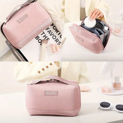 Borsa da viaggio rosa in tessuto, con zip, tasche interne, ideale per cosmetici e accessori. Perfetta per organizzare il beauty case in viaggio.